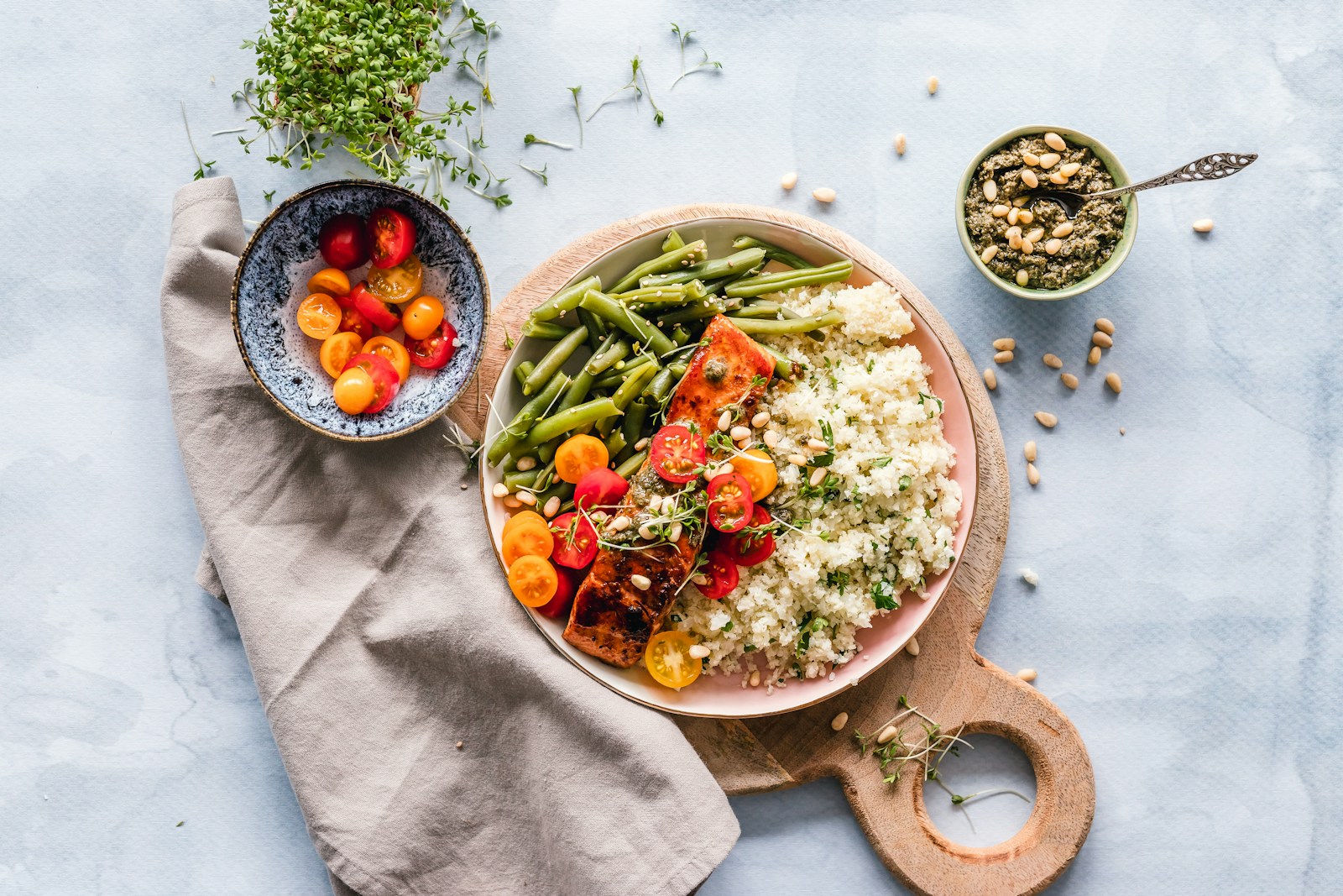 Prato com salmão, quinoa e vegetais — comida de verdade para homens acima dos 40